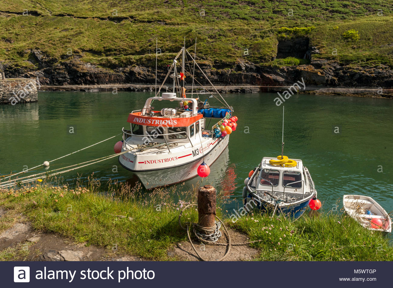 Boscastle cornwall boats moored in the pretty harbour m5wtgp
